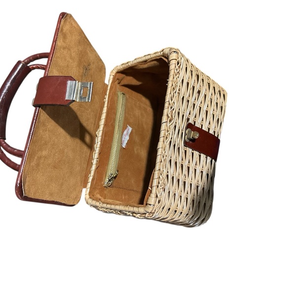 Vintage tan Wicker Basket Purse
Handbag gold hardware brown leather handles - Picture 4 of 8